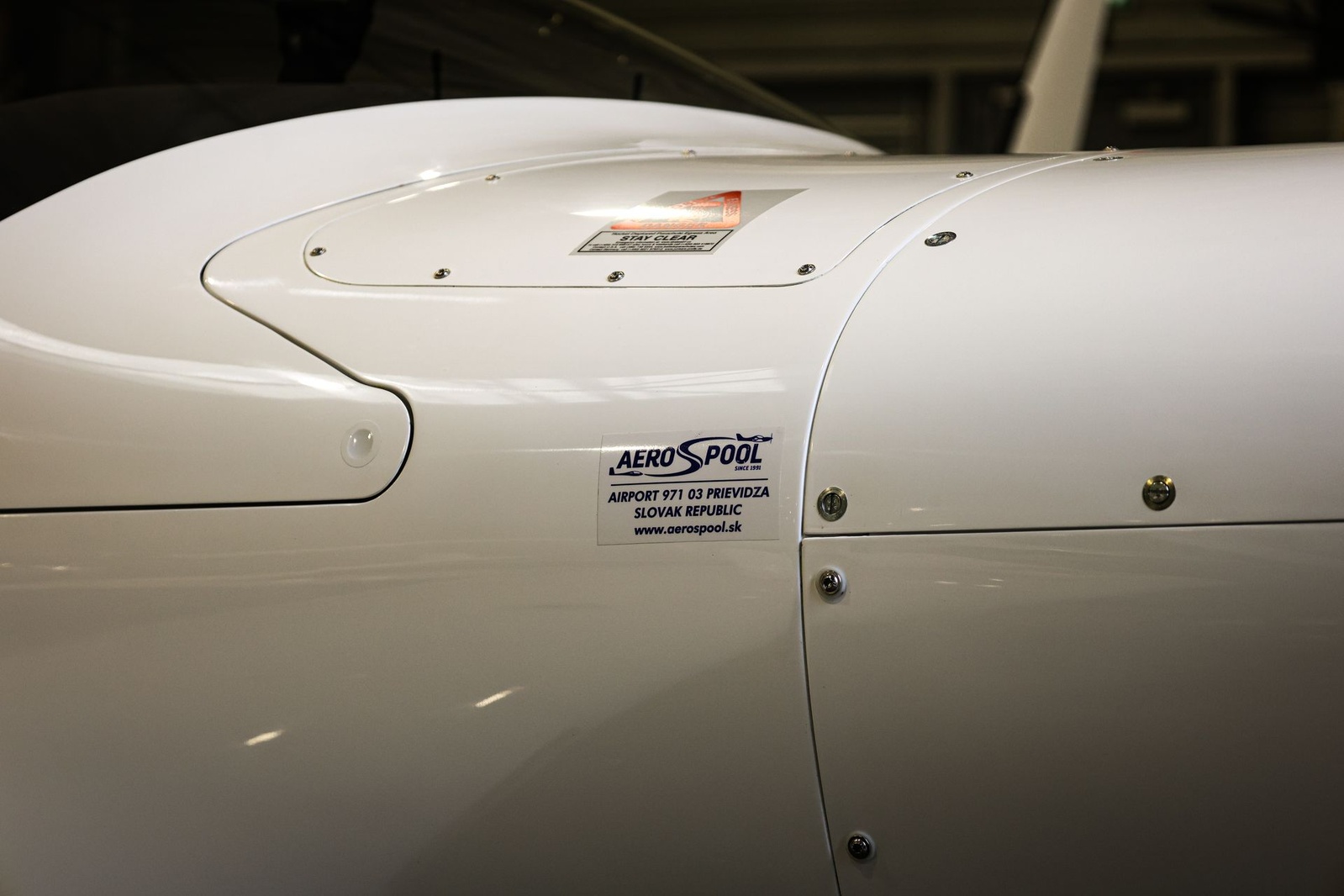 Plaque constructeur Aerospool Prievidza sur le fuselage du Dynamic WT9 F-JMOL