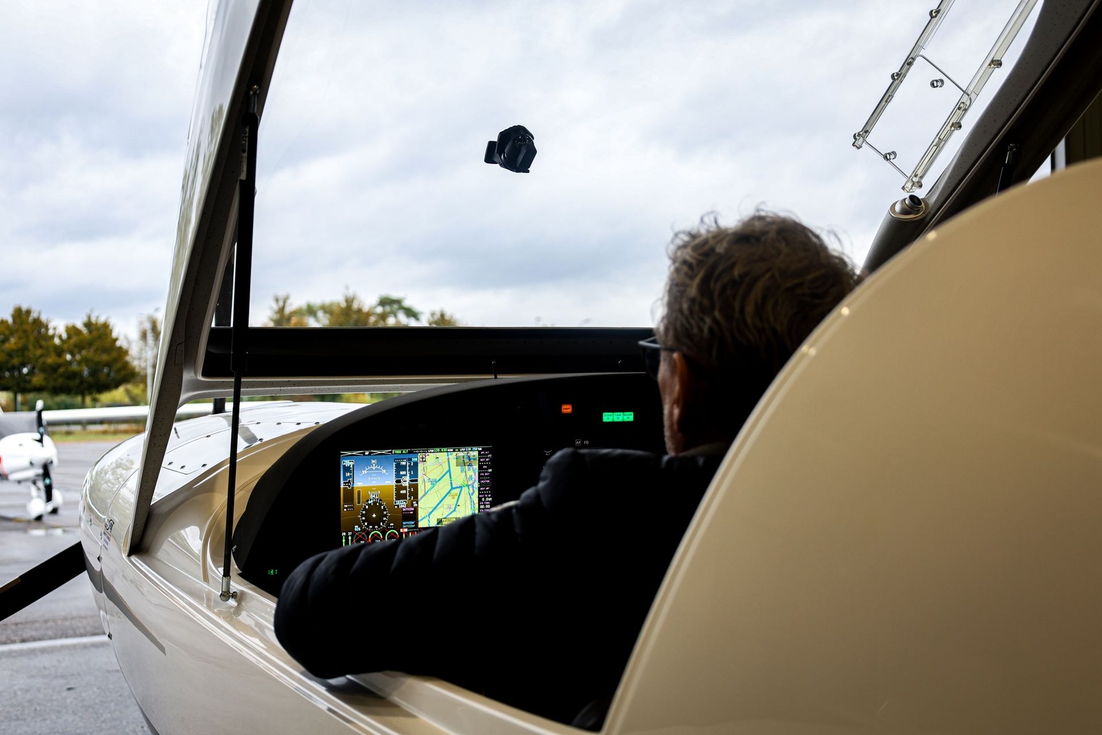 Pilote aux commandes du WT9 F-JMOL devant l’écran Dynon SkyView, verrière ouverte