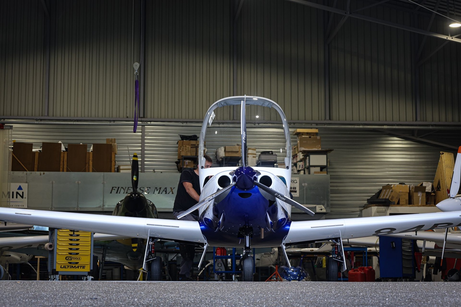 Vue de face du Dynamic WT9 F-JMOL et de son hélice E-Props dans le hangar Finesse Max