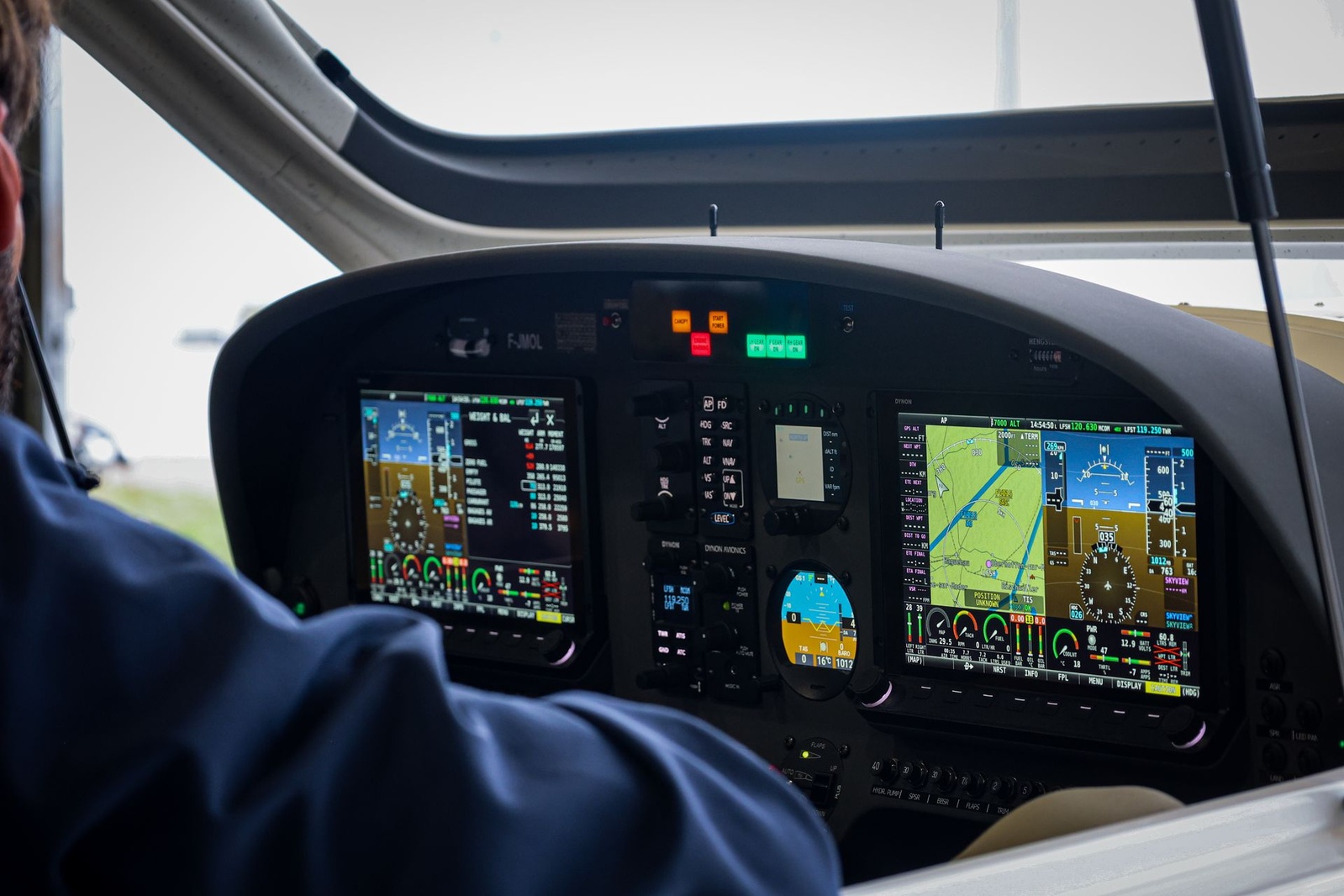 Planche de bord du WT9 F-JMOL avec deux écrans Dynon SkyView 10 pouces, pilote automatique et horizon de secours
