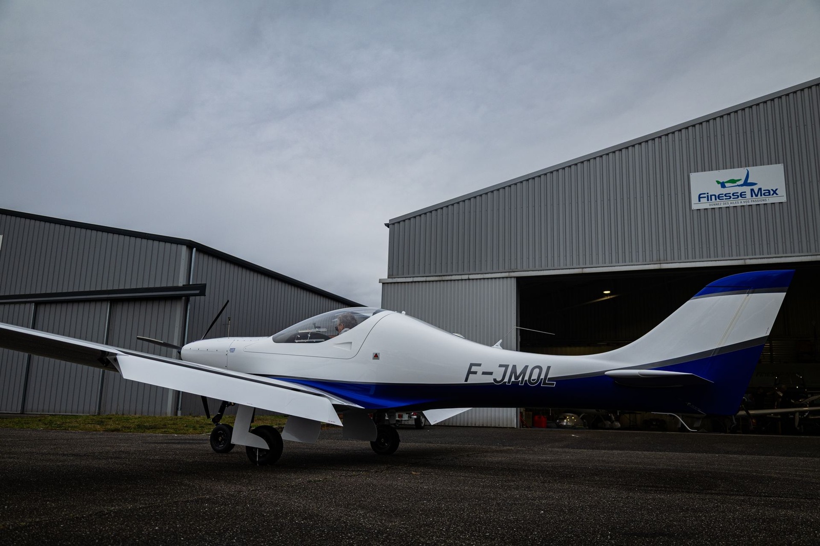 Le Dynamic WT9 F-JMOL vu de trois quarts arrière devant le hangar Finesse Max