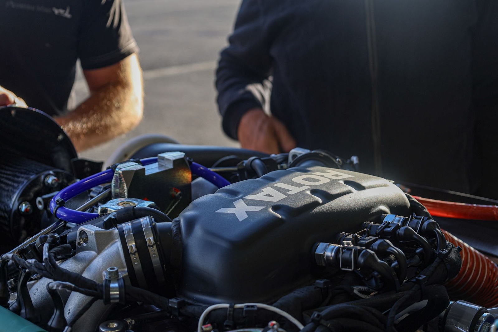 Moteur Rotax 912 iS du Dynamic WT9 F-JMOL, capots ouverts