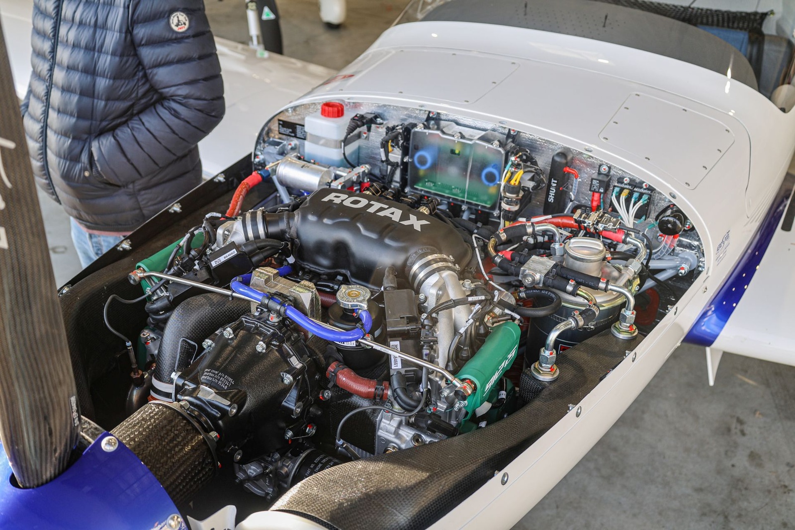 Compartiment moteur du WT9 F-JMOL, capots ouverts, lors de la prise en main