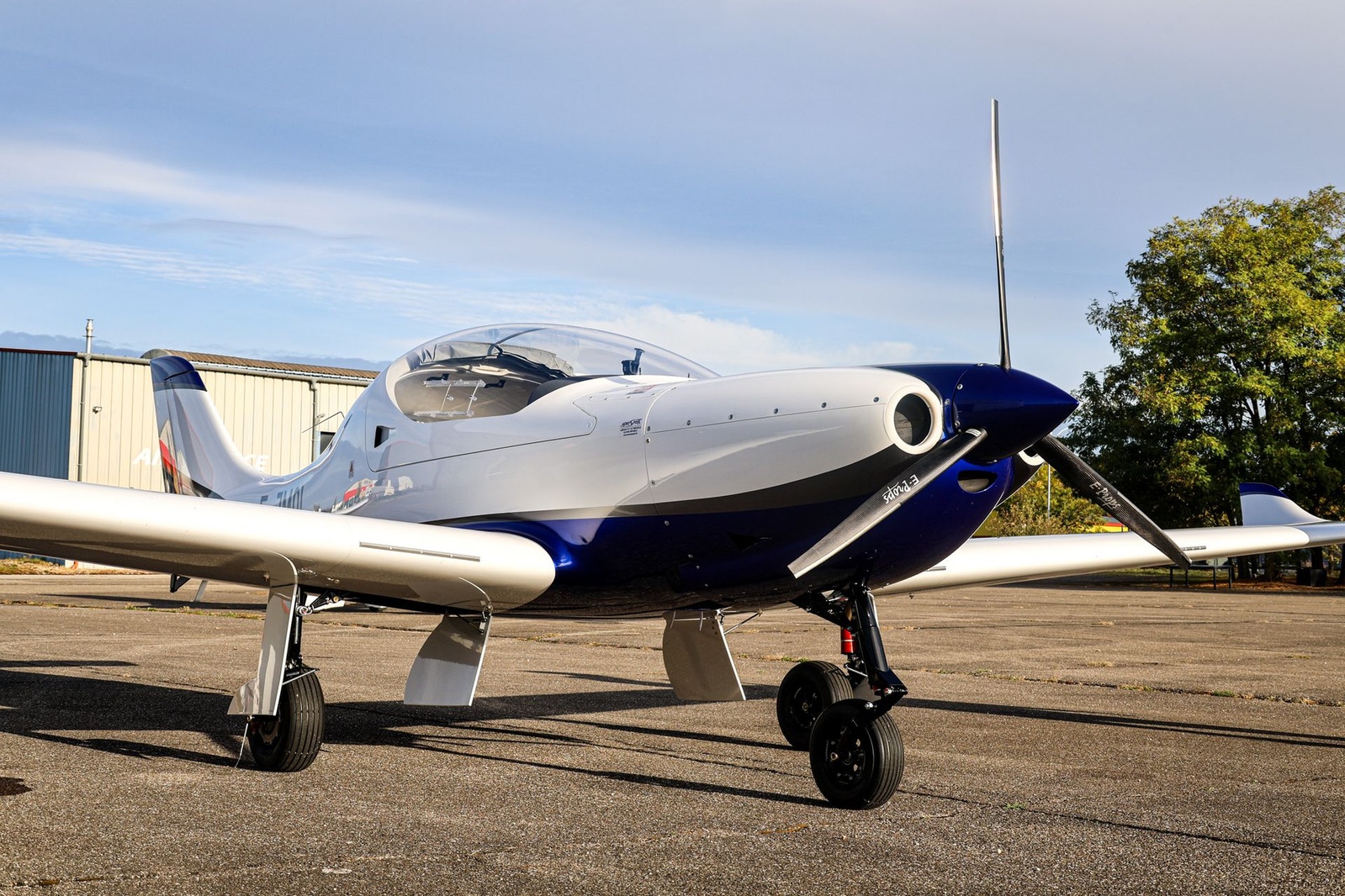 Le Dynamic WT9 F-JMOL sur le parking, train rentrant sorti, au soleil