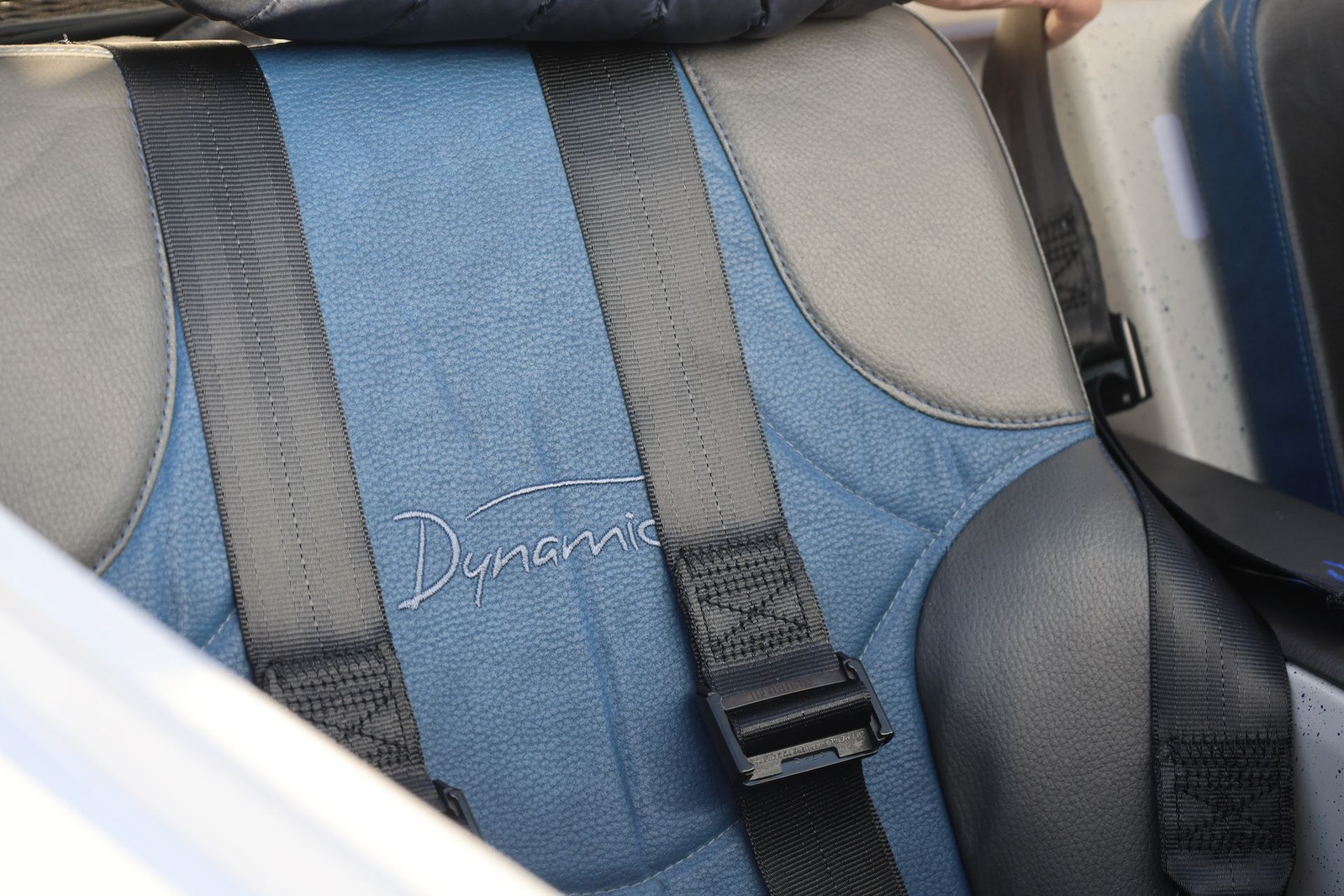 Siège brodé Dynamic avec ceintures noires dans le cockpit du WT9 F-JMOL