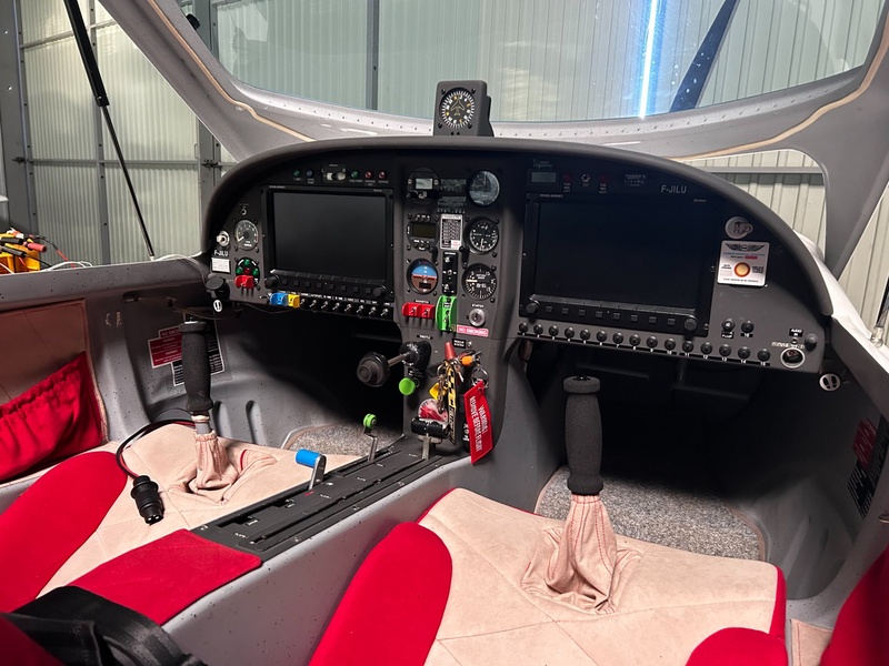 Poste de pilotage et sellerie Alcantara rouge et beige