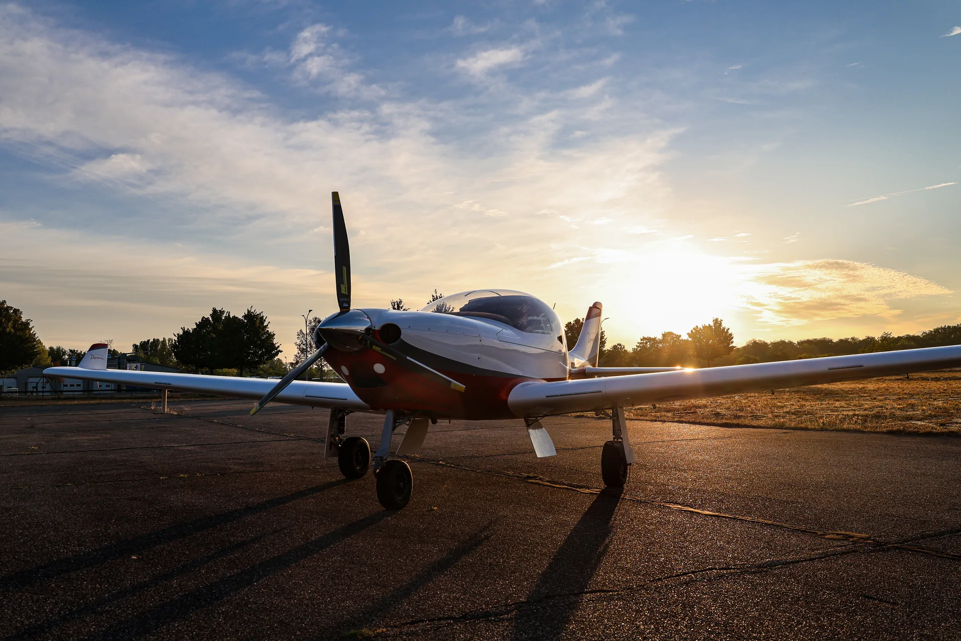 WT9 Dynamic d’occasion sur le tarmac au lever du soleil