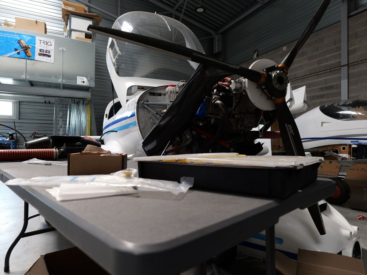 Moteur Rotax capot ouvert pendant une visite d’entretien à l’atelier