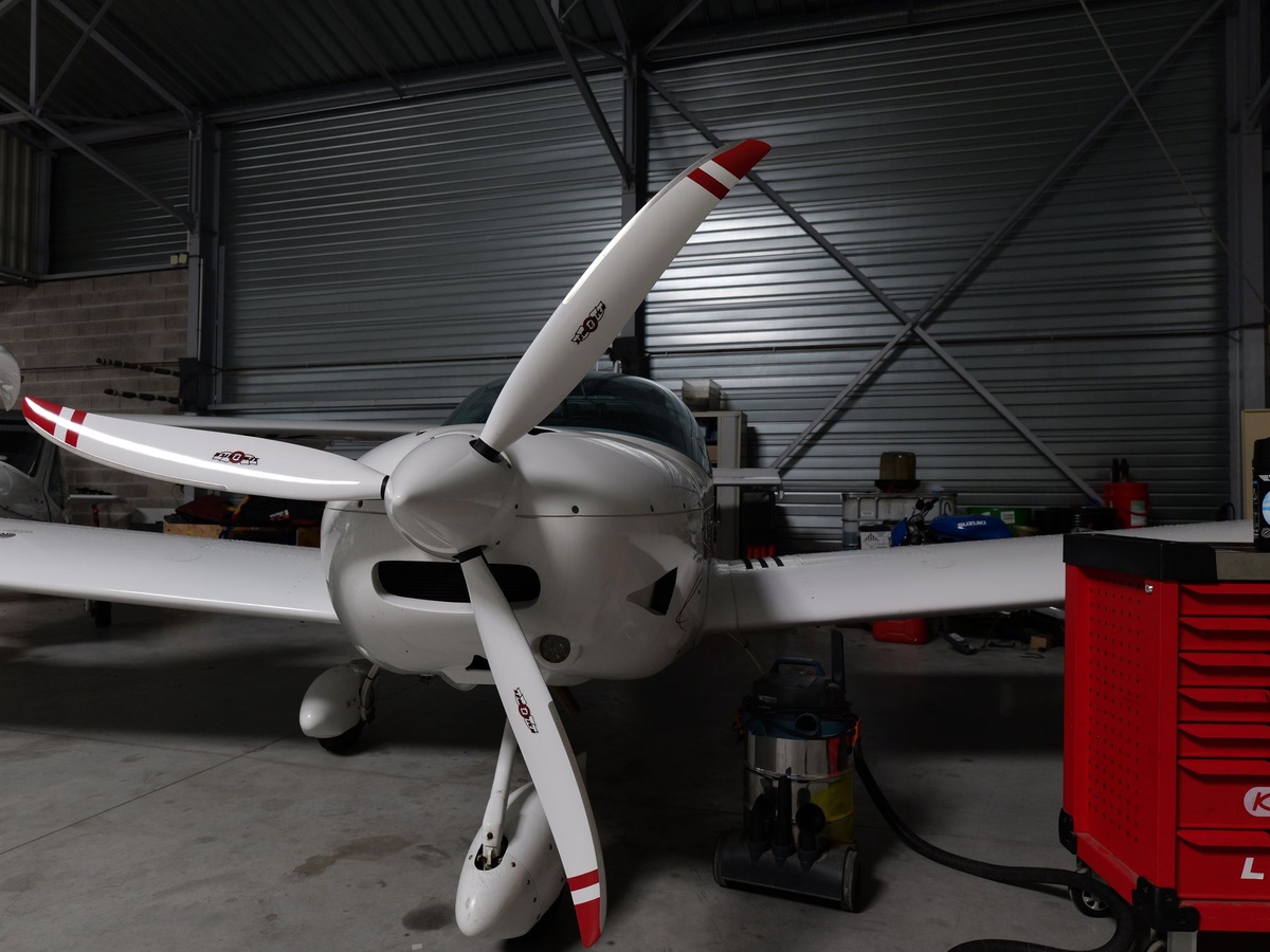 Avion léger en entretien dans le hangar de l’atelier Finesse Max