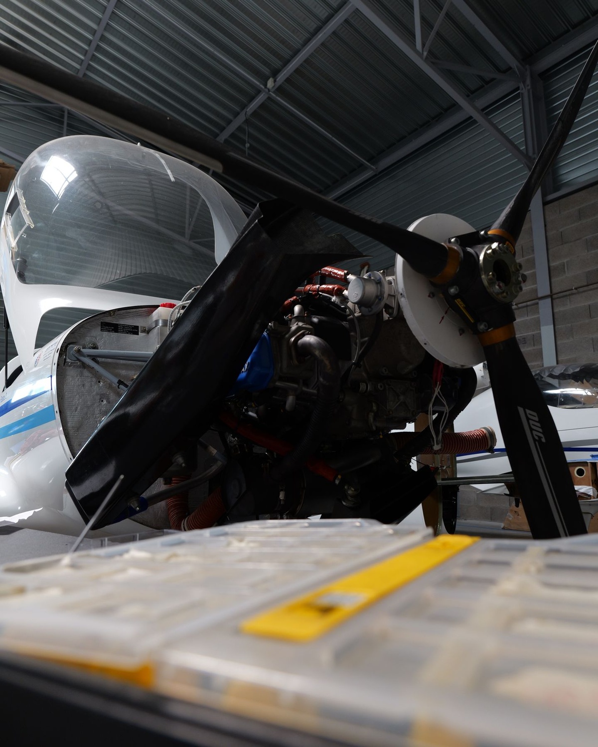 Moteur Rotax et hélice tripale d’un ULM en entretien, capot déposé