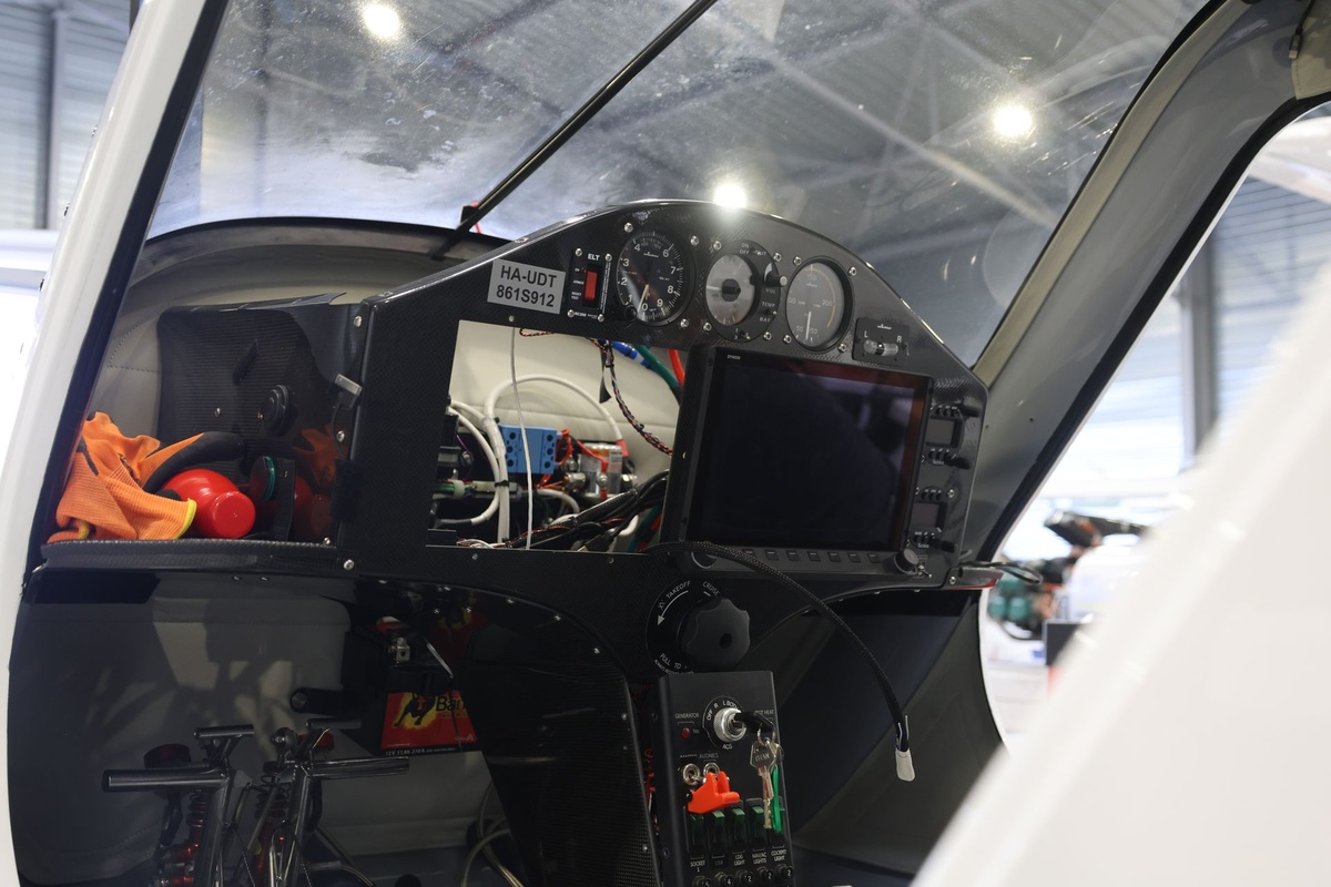 Tableau de bord d’un ULM Pipistrel ouvert pour une intervention avionique : câblage, écran Dynon et instruments