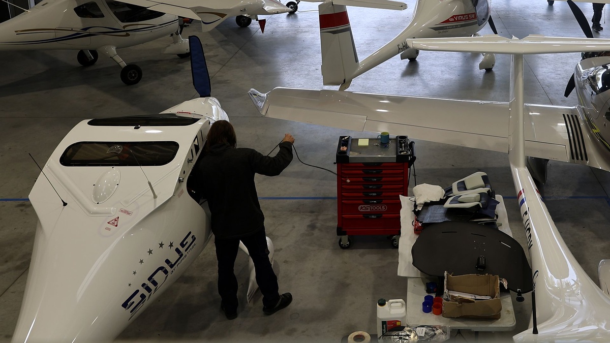 Mécanicien en diagnostic sur un ULM Pipistrel Sinus dans le hangar de l’atelier Finesse Max