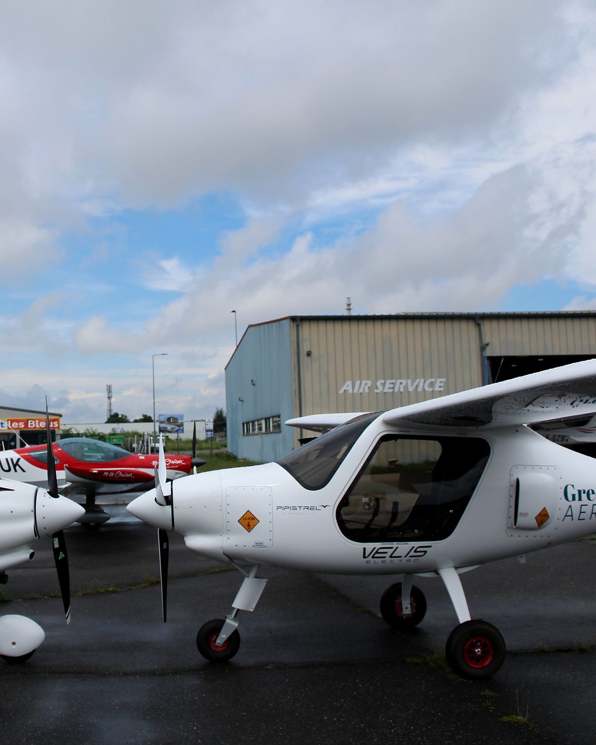 Pipistrel Velis Electro et Virus SW alignés sur le parking d’un aéroclub
