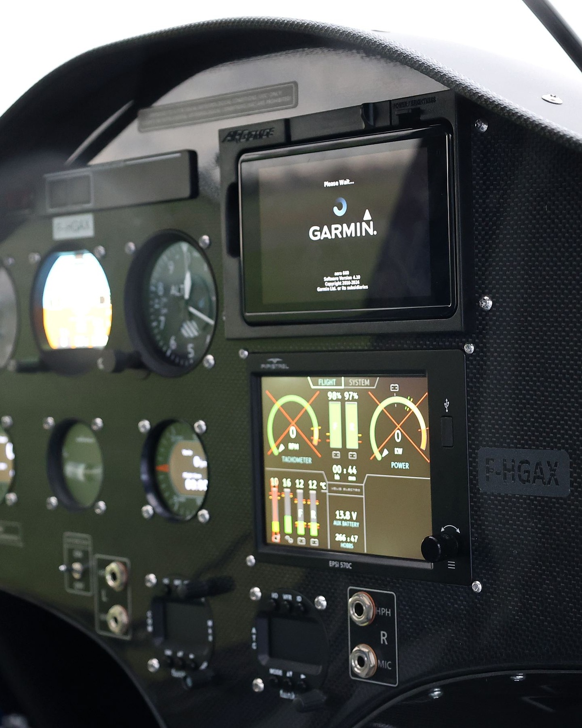 Tableau de bord d’un Pipistrel Velis Electro : instruments, écran Garmin et indicateurs de batterie