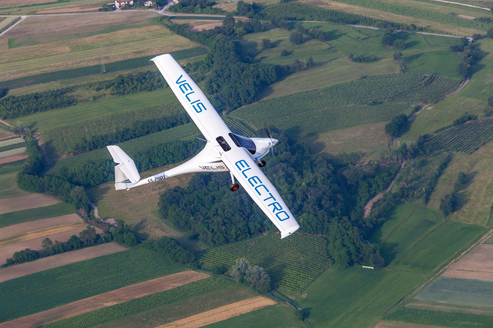 Pipistrel Velis Electro en vol au-dessus des champs