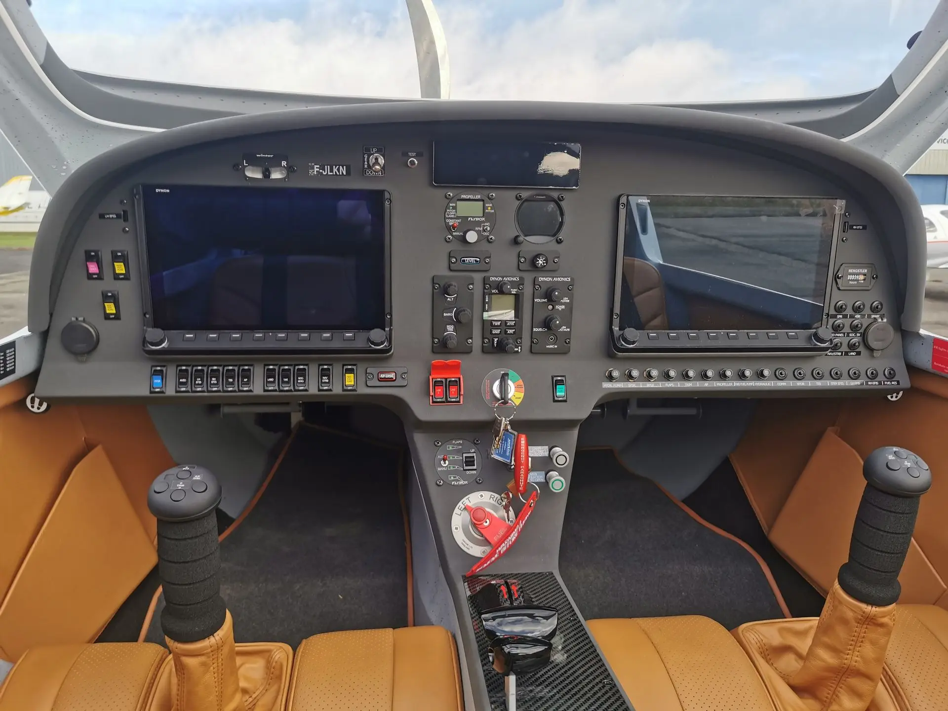 Tableau de bord d’un ULM équipé de deux écrans EFIS